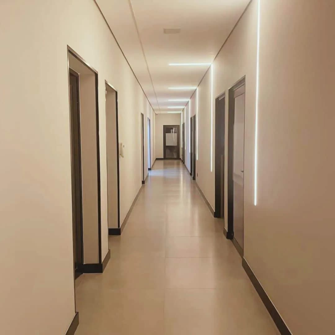 Corredor da clínica, no térreo