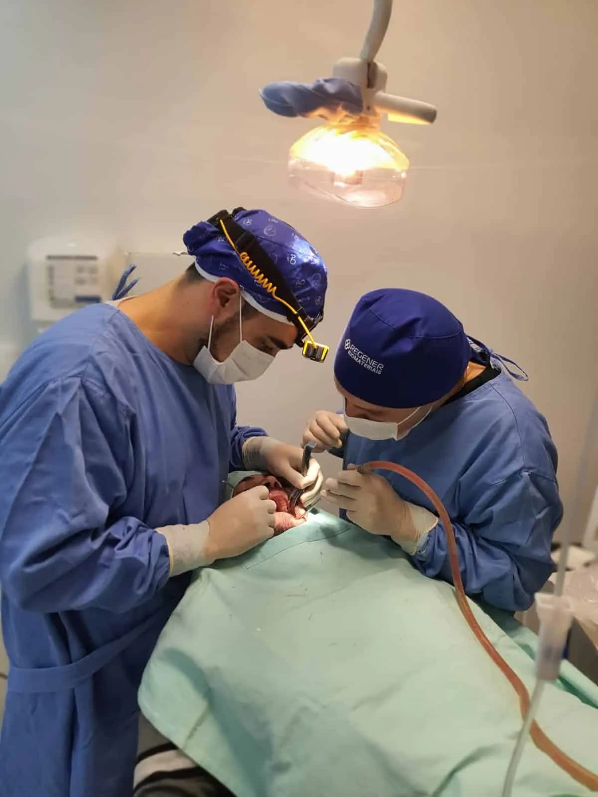 Dr. Rômulo Molinari durante uma cirurgia