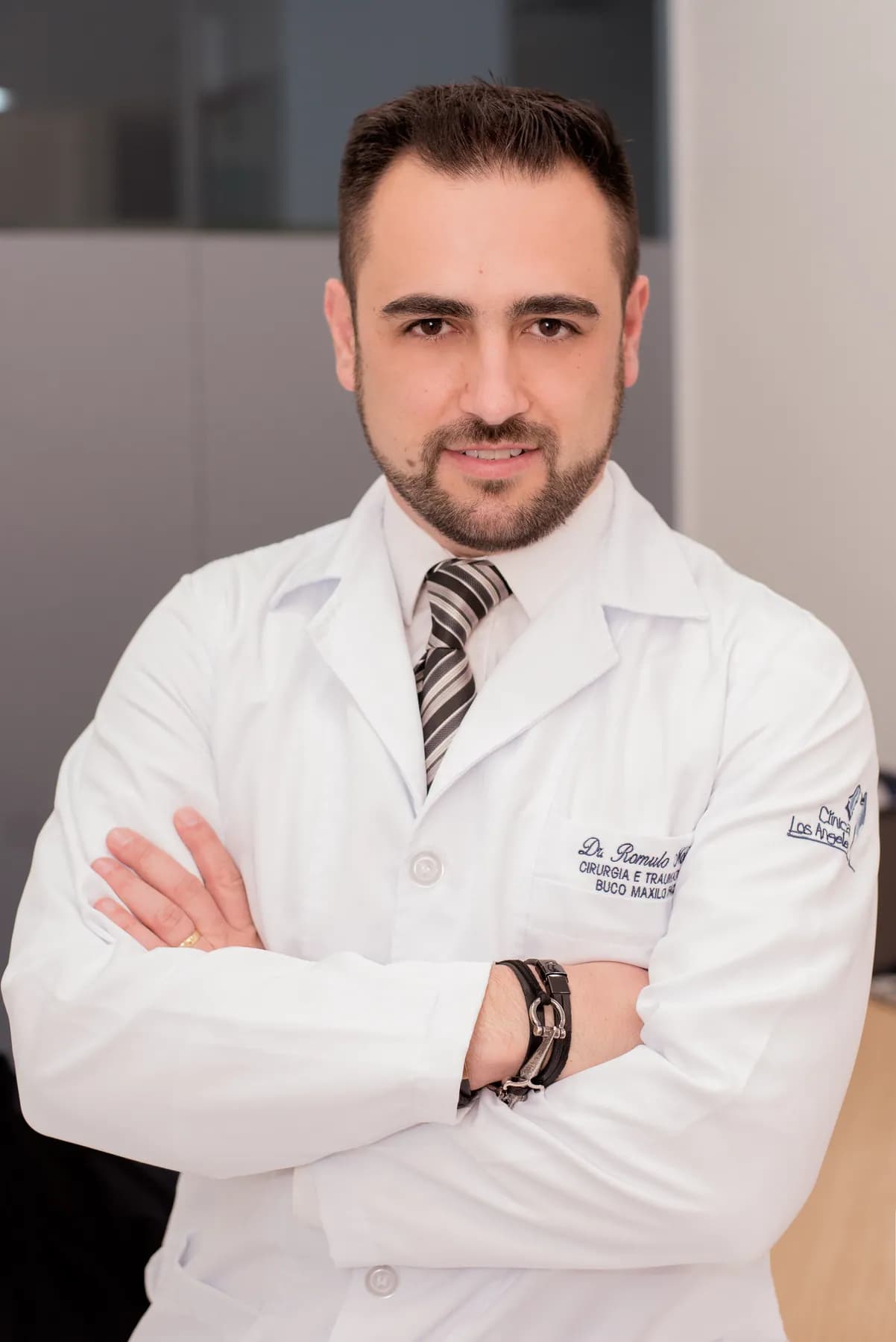 Dr. Rômulo Molinari de jaleco, no consultório